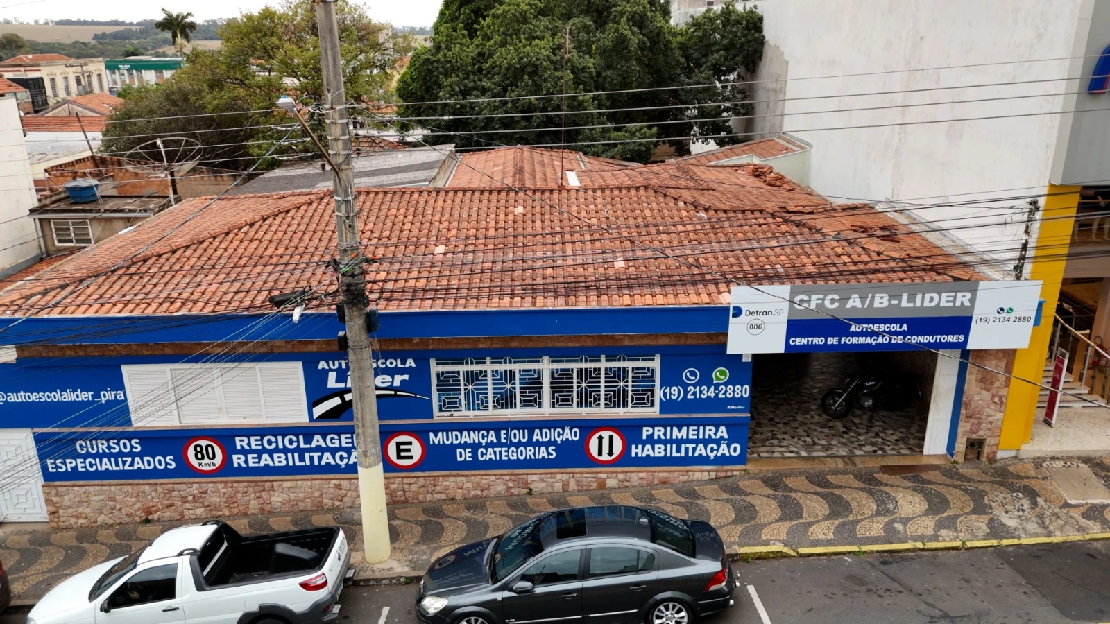 Fachada da Autoescola Líder na Rua Andradas, centro de Pirassununga